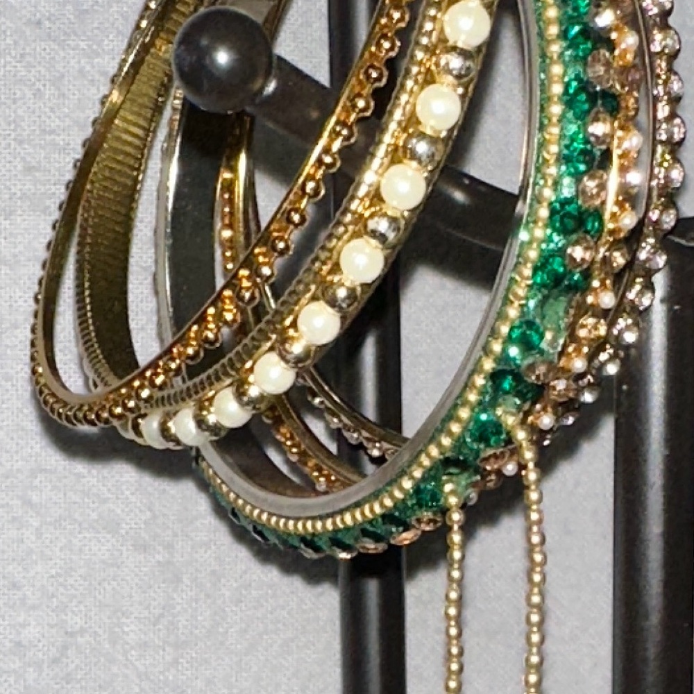 4 Sets - Collection of Elegant Gold and Green Bracelets - Picture 4 of 4